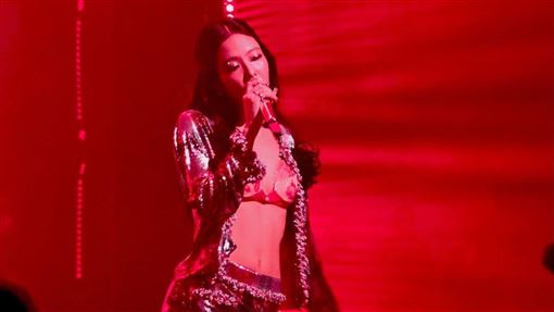 Jennie辣翻香奈兒派對　突唱全新未公開曲
