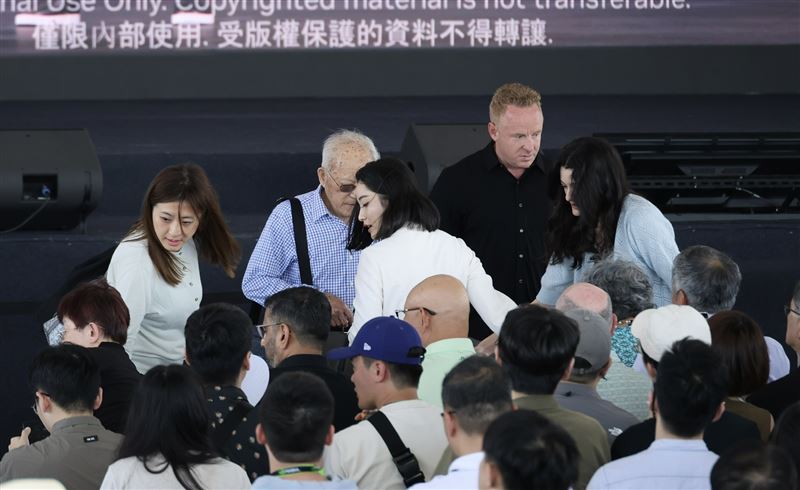 活動開始前,黃仁勳的妻子Lori與女兒黃敏珊驚喜現身,兩人面帶笑容。幾分鐘後,黃仁勳父母抵達會場,老夫妻熱情向員工揮手致意。(圖/記者鄭孟晃攝影)