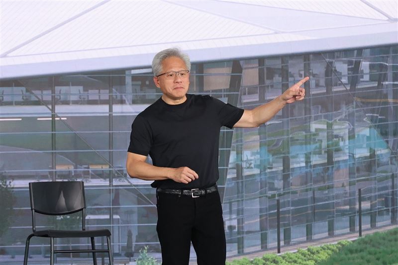 輝達北士科員工大會新總部星群（NVIDIA Constellation）黃仁勳上台與員工互動。（圖／記者鄭孟晃攝影）