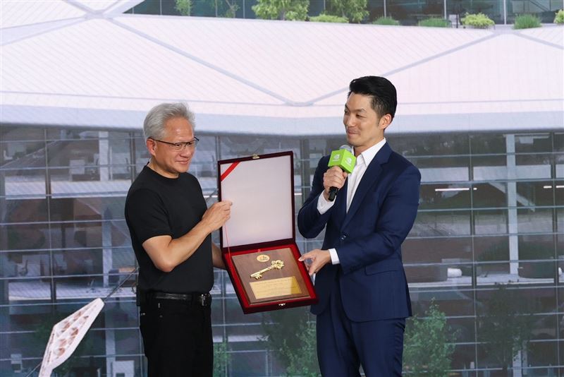 輝達27日於北士科舉行員工大會,蔣萬安致贈「市鑰」與親筆書法祝賀。(圖/記者鄭孟晃攝影)