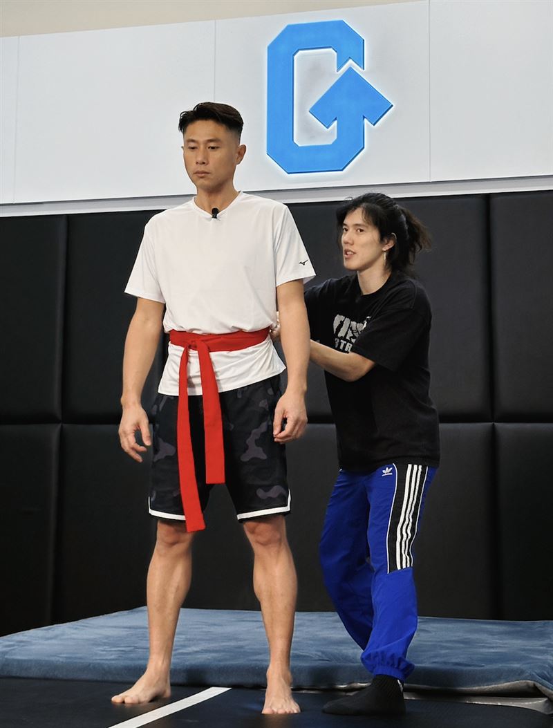奇軒(右)全心以安全教學為主,就是要幫彭小刀找回自信。(圖/通達量能文体提供)