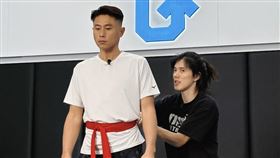 奇軒（右）全心以安全教學為主，就是要幫彭小刀找回自信。（圖／通達量能文体提供）