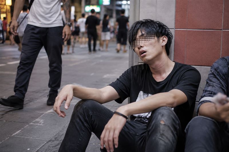 依托咪酯俗稱喪屍煙彈。神經外科醫師謝炳賢示警,長期吸食恐致神經損傷,與多重器官失調,千萬不要輕易嘗試。(圖/AI製圖)