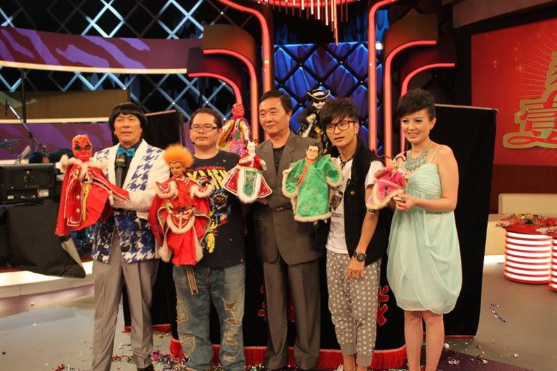 阿忠師(左2)生前上遍各大節目。(圖/翻攝自阿忠布袋戲臉書)