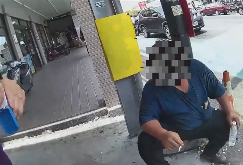 彰化男子因騎機車時搖搖晃晃,被員警攔下主動交出7顆喪屍菸彈。(圖/翻攝畫面)