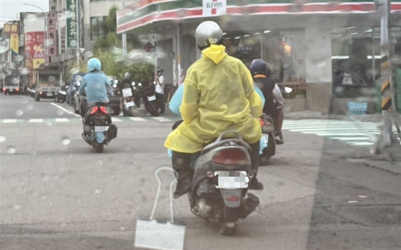 機車騎士被攔檢時神情恍惚,經唾液快篩驗出安非他命陽性反應。(圖/翻攝畫面)