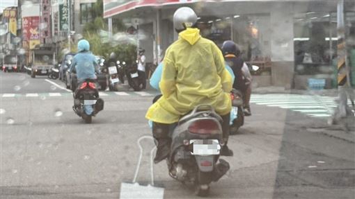 又毒駕！身藏7顆喪屍菸彈　騎車搖晃被逮