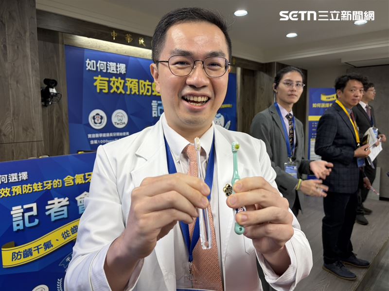 藥師公會全聯會發言人黃彥儒說明民眾選購牙膏注意事項,與兒童牙膏「生米粒、生豌豆」用量原則。(圖/記者簡浩正攝影)