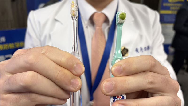 解含氟牙膏迷思 藥師曝「豌豆」用量原則