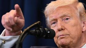 美國總統川普(Donald Trump)22日大讚「美光偉大」，助攻其多頭行情，美光股價隨後累計狂漲24%，不僅股價創歷史新高，市值也首度突破1兆美元關卡。（圖／翻攝自X平台 @factpostnews）