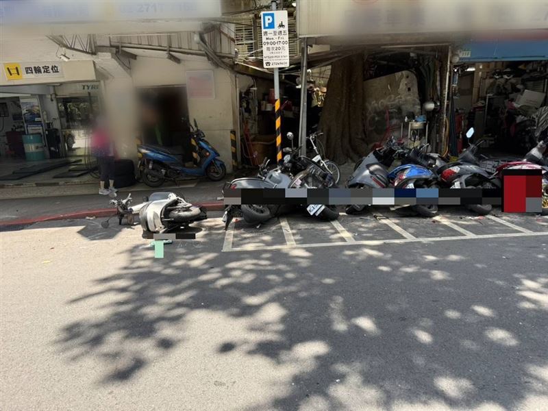 台北市松山區今(27日)上午一名程姓男子毒駕行駛於巷弄內失控連撞路邊的汽機車。(圖/翻攝畫面)
