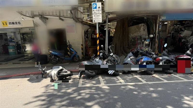 新/北市松山休旅車暴衝!失控撞10輛機車