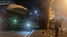 開車睡著...水泥車自撞路樹！車頭「鑲嵌」樹幹　路人嚇傻：樹皮被撕了（圖／翻攝畫面）