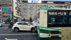 新北中和發生毒駕車禍，呂男駕駛自小客車追撞公車，毒品唾液快篩檢呈陽性反應，被依法送辦。（圖／翻攝畫面）