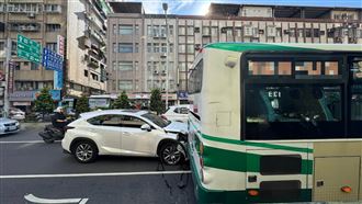 又是毒駕！喪屍男駕車直衝、追撞公車屁股