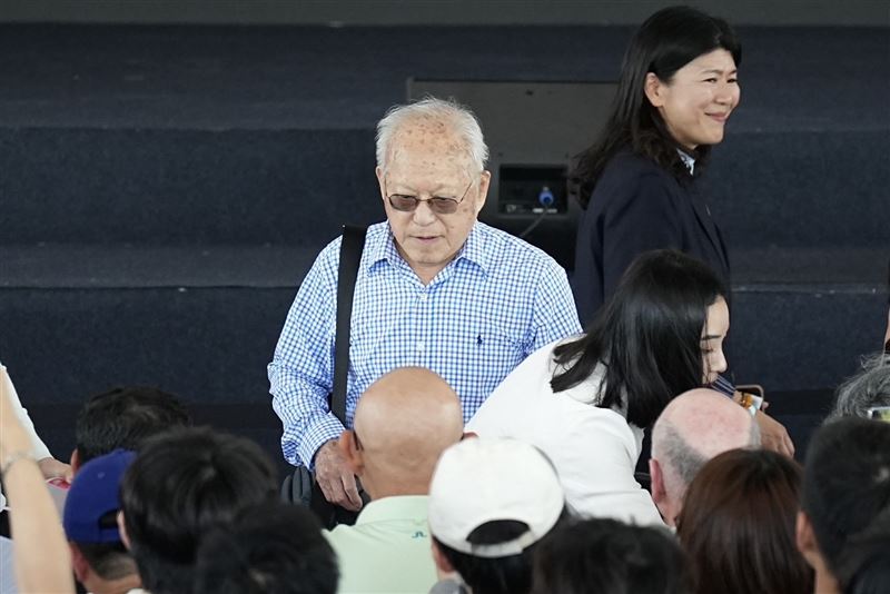 活動開始前，黃仁勳的妻子Lori與女兒黃敏珊驚喜現身，兩人面帶笑容。幾分鐘後，黃仁勳父母抵達會場，老夫妻熱情向員工揮手致意。（圖／記者鄭孟晃攝影）