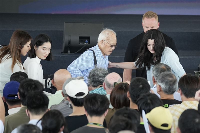 活動開始前，黃仁勳的妻子Lori與女兒黃敏珊驚喜現身，兩人面帶笑容。幾分鐘後，黃仁勳父母抵達會場，老夫妻熱情向員工揮手致意。（圖／記者鄭孟晃攝影）