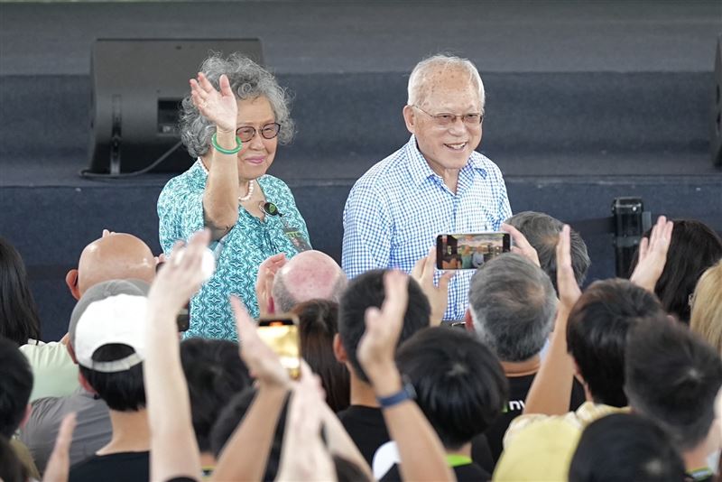 活動開始前，黃仁勳的妻子Lori與女兒黃敏珊驚喜現身，兩人面帶笑容。幾分鐘後，黃仁勳父母抵達會場，老夫妻熱情向員工揮手致意。（圖／記者鄭孟晃攝影）
