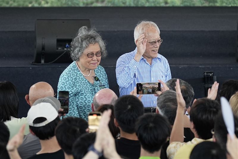 活動開始前，黃仁勳的妻子Lori與女兒黃敏珊驚喜現身，兩人面帶笑容。幾分鐘後，黃仁勳父母抵達會場，老夫妻熱情向員工揮手致意。（圖／記者鄭孟晃攝影）