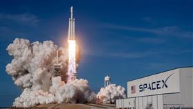馬斯克旗下SpaceX於IP0前夕，將股票1拆5，外界認為此舉旨在藉由降低股價，吸引散戶投資。（圖／翻攝自X平台 @MarioNawfal）