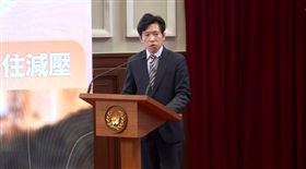行政院秘書長張惇涵說明「台灣人口對策新戰略—家庭支持篇」18項措施。(圖/翻攝畫面）