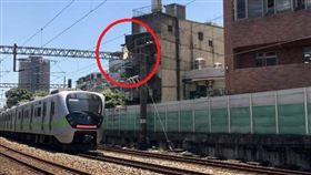 下午1時05分，樹林站發生電車線遭異物纏繞事件，目前北上列車受影響，部分列車已出現誤點。（圖／三鐵情報社：事故通報與鐵道事件分享）