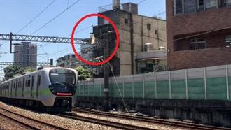 台鐵一日連3爆　區間車頂「鐵皮掀起」