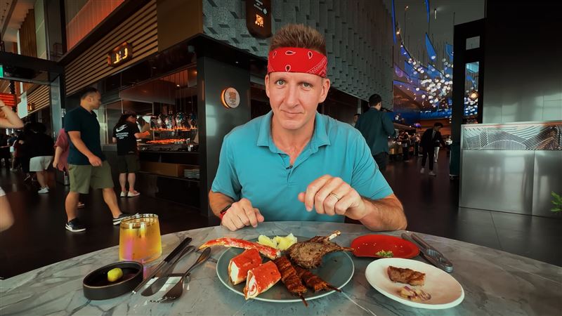 國際知名YouTube頻道《Best Ever Food Review Show》主持人Sonny Side曾介紹饗A Joy，並以高度評價形容其餐飲規模與內容，帶動海外美食愛好者關注。（圖／饗賓集團提供）
