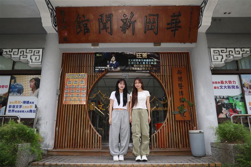 左為經紀人Joy、右為金佳垠(圖/文化大學新聞系提供)