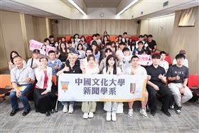 金佳垠和文化大學生大合照（圖／文化大學新聞系提供）