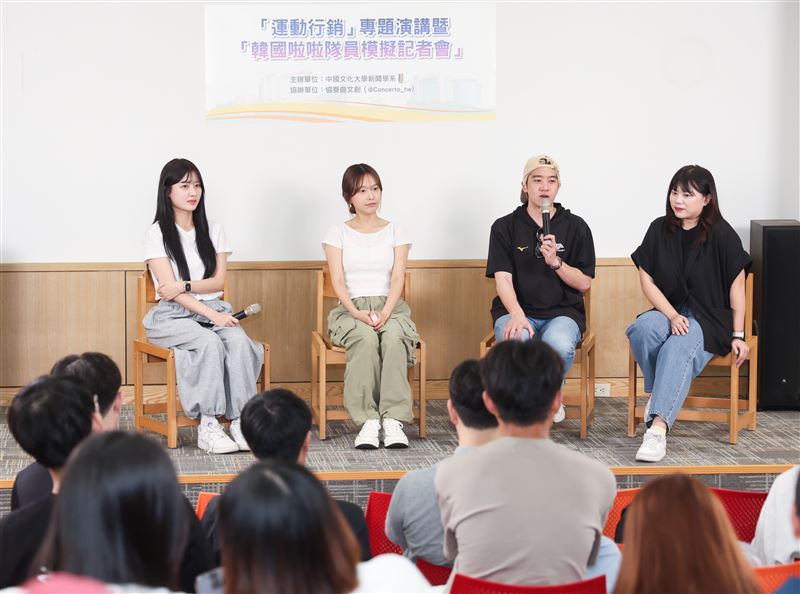 左起經紀人Joy、金佳垠、樂天團長Aby、韓文翻譯(圖/文化大學新聞系提供)