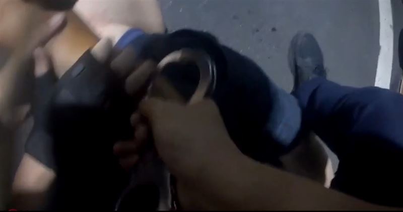 醉男衝前女友家咆哮!砸車嗆警辣椒水伺候