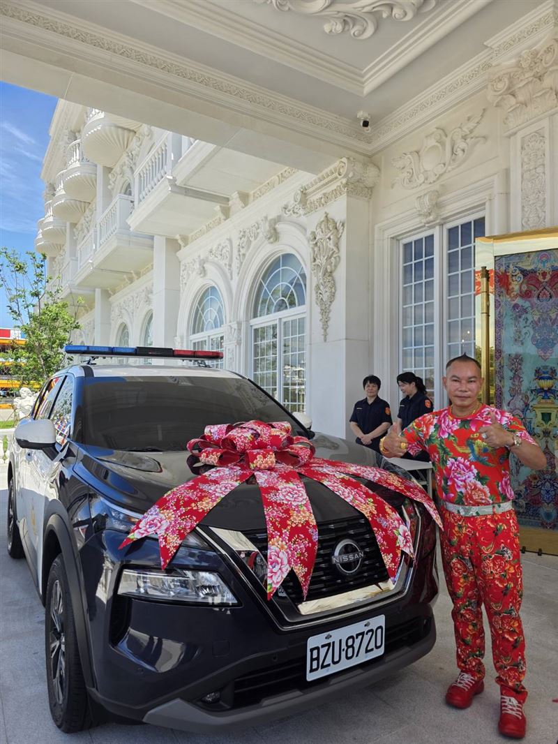 「吊車大王」胡漢龑在64歲生日當天,捐贈警方巡邏車。(圖/胡漢龑提供)