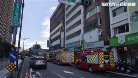大批消防人車獲報到場搶救。（圖／記者莊淇鈞攝影）