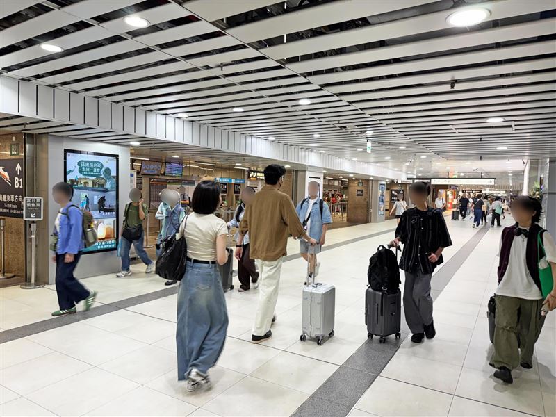 高鐵台北車站高人流數位螢幕成為公益議題曝光平台，提升社會關注與參與機會。(圖／台灣摩菲爾提供)
