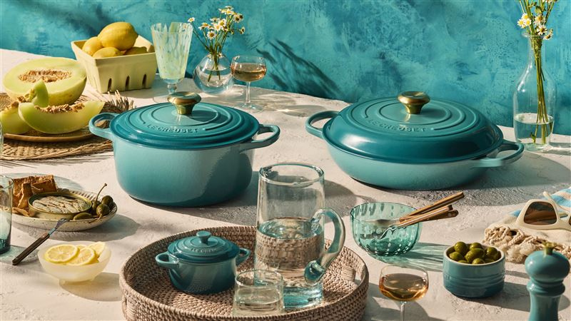Le Creuset Bleu Riviera海韻藍系列即將於6月3日輕盈上市。(圖/品牌業者提供)