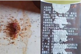 中國肉乾掉地超驚悚！螞蟻爭食後竟全死光(圖/微博)