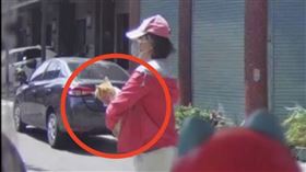 台中雞蛋糕「超人氣店貓」被抱走！警介入調查　偷貓紅衣女正面照曝光（圖／翻攝畫面）