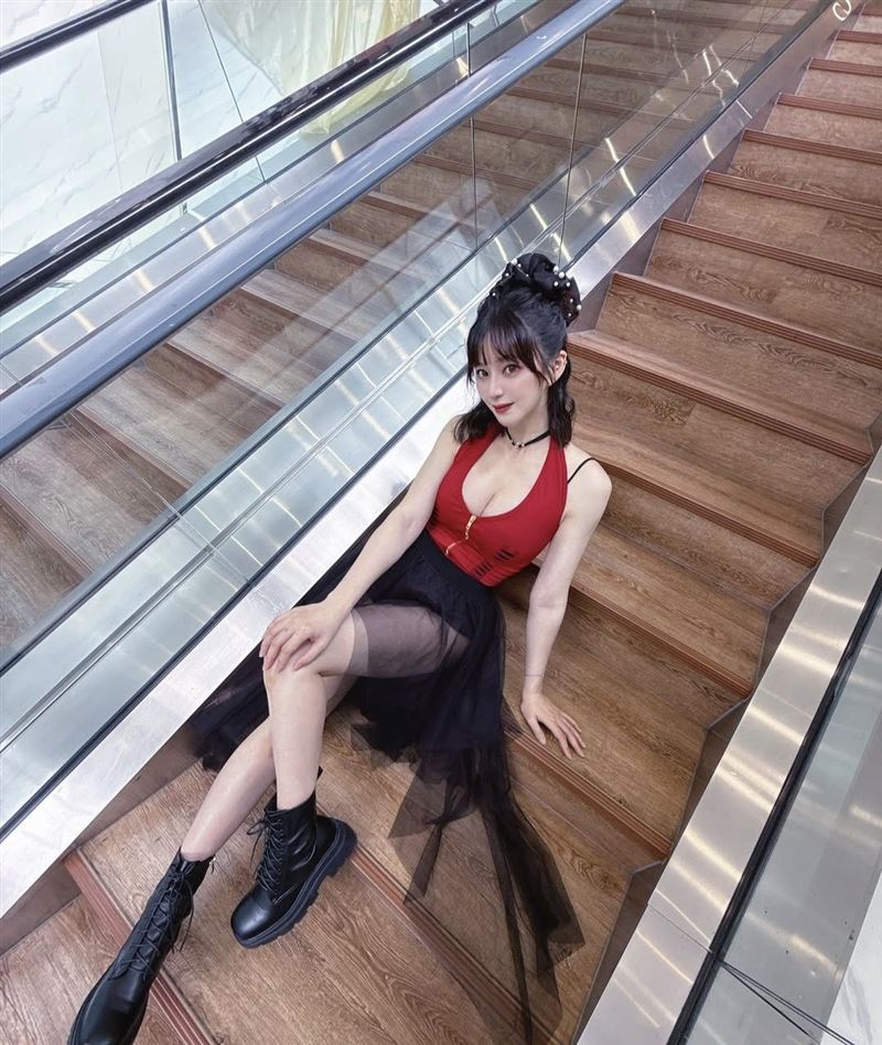 謝翔雅借朋友的衣服大秀姣好身材,網友都誇讚很美。(圖/翻攝自IG @330sylvia)