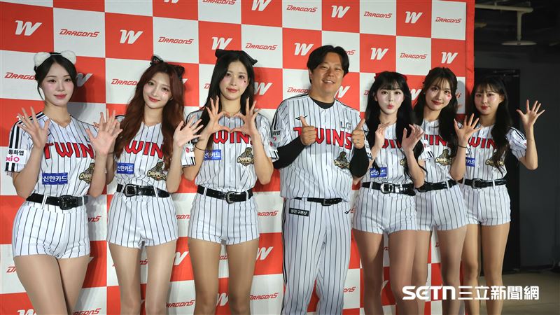 LG雙子應援團高藝池(左起)、Rona、禹惠俊、應援團長李侖承、隊長車榮玹、金泰希、陳秀華在臺北大巨蛋合影。(圖/記者劉彥池攝影)