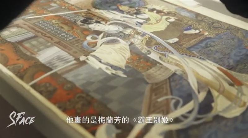張信哲透露,自己最著迷的是明清宮廷刺繡工藝,認為古代使用天然染料與手工繡線所呈現的色澤,是現代化學染料難以複製的。(圖/翻攝自名人面对面YT)