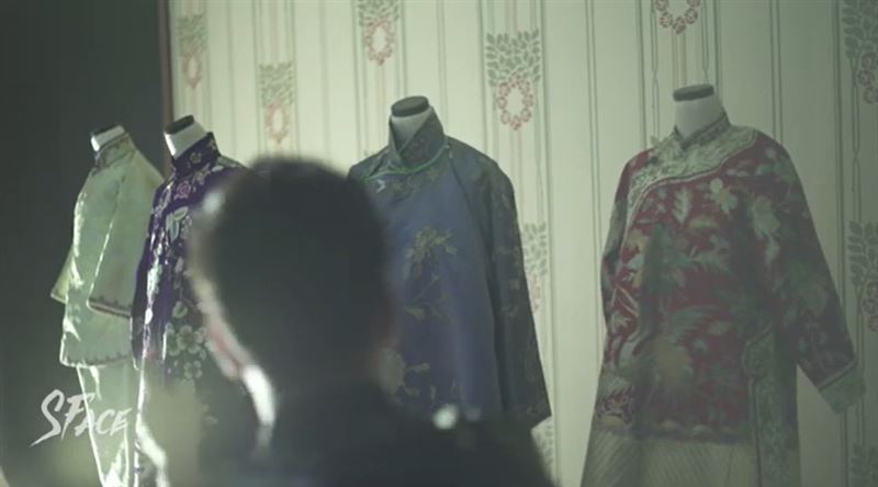 2015年,張信哲曾將約60件清代宮廷服飾借展至國立歷史博物館,當時專家評估價值至少新台幣3億元。(圖/翻攝自名人面对面YT)