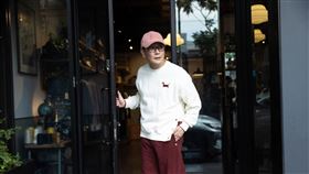 出道多年、以溫柔嗓音聞名的張信哲，私下其實是低調的古董收藏家，尤其對明清時期的宮廷刺繡情有獨鍾。（圖／翻攝自張信哲FB）