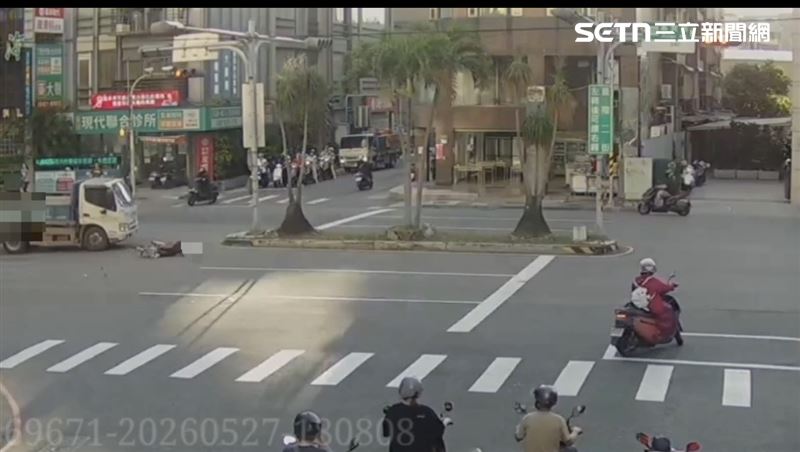 一名82歲阿嬤騎乘腳踏車行經集賢路時,未依兩段式規定,直接從車道中間「切西瓜」向左轉,導致後方直行的一輛小貨車反應不及,直接從側面猛烈撞上。(圖/翻攝畫面)