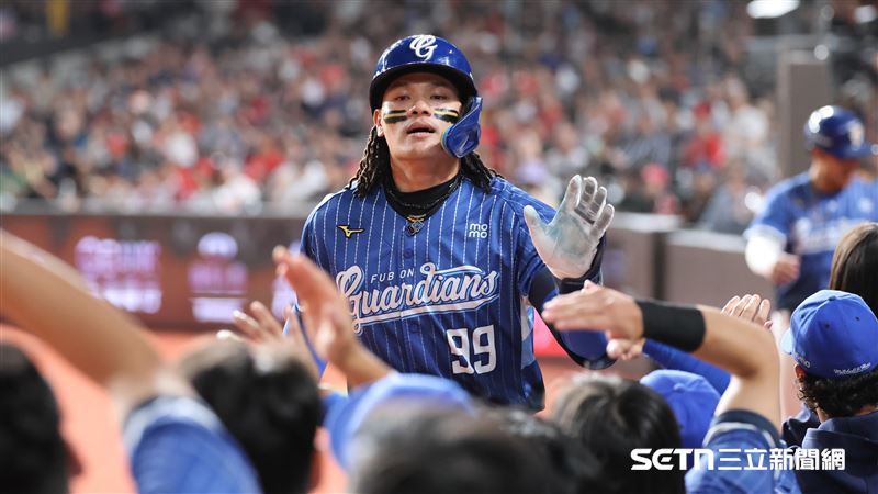 富邦悍將指定打擊張育成炸裂2分砲。（圖／記者劉彥池攝影）