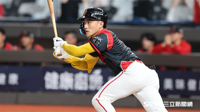 味全龍中外野手郭天信敲出安打。（圖／記者劉彥池攝影）