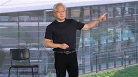 輝達今（1）日 GTC 演講將揭曉「PC 新時代」，傳與微軟聯手推出搭載 N1X 晶片的 AI 個人電腦。這場跨界合作不僅宣告 AI 戰火燒向消費端，更讓台積電等台廠供應鏈成為全球投資人關注焦點。（圖／記者鄭孟晃攝影）