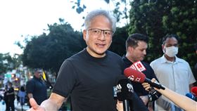 黃仁勳與林百里餐敘　接受媒體訪問輝達（NVIDIA）執行長黃仁勳（圖）27日下午在台北與廣達董事長林百里餐敘，入場前接受現場媒體訪問。中央社記者鄭清元攝　115年5月27日