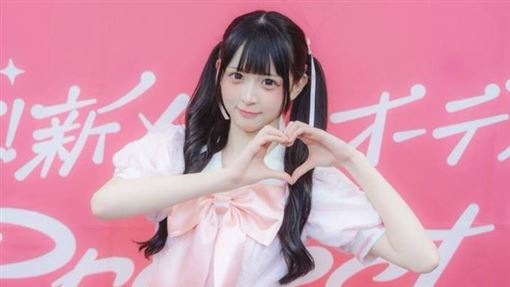 16歲偶像膠水黏瀏海爆紅　網友全看傻眼