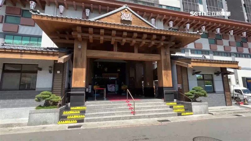 民眾到桃園這家伴手禮店買散裝迷你麻糬球，回家後卻發現已經過期兩個月